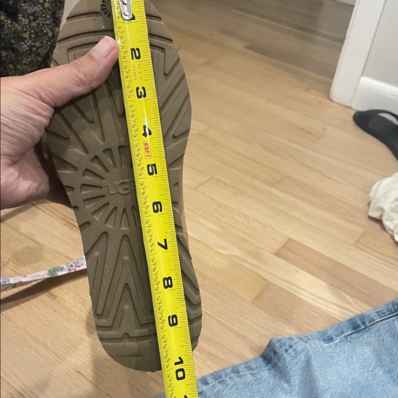 Women’s Uggs 6.5  tan - Picture 7 of 7